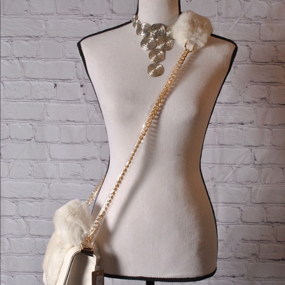 NWT Faux Fur White Mixed Metal Clutch - Picture 10 of 11